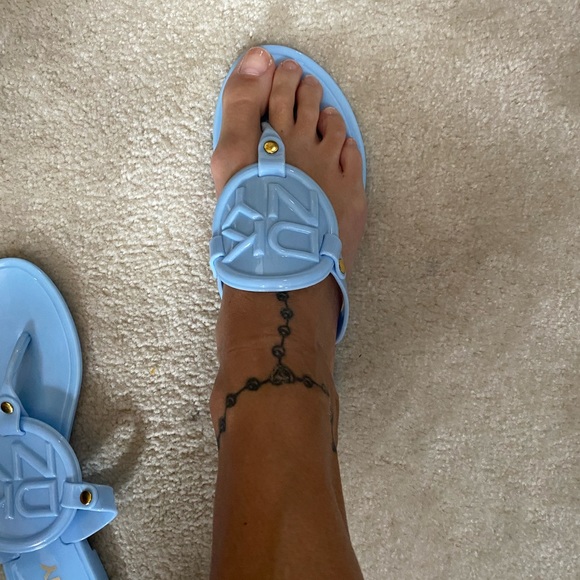 Never worn only tried on in store Blue DKNY jelly flip flops size 7 - Picture 2 of 5